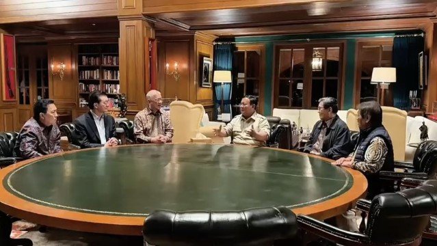 Presiden Prabowo Berdiri Bersama Rakyat atau Menjadi Antek Oligarki?