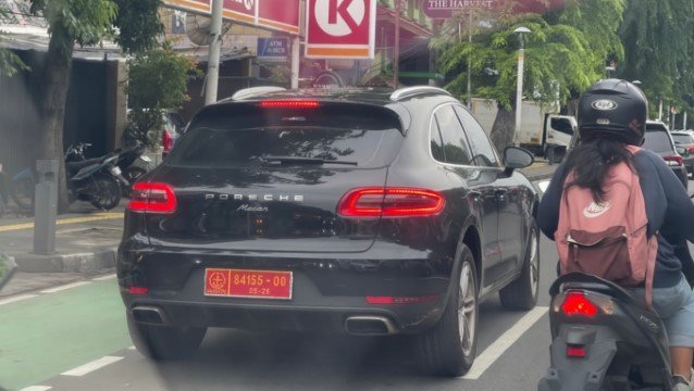 GEGER! Porsche Mewah Kepergok Pakai Pelat Dinas Mabes TNI, Kapuspen Langsung Bongkar Fakta Mengejutkan Ini