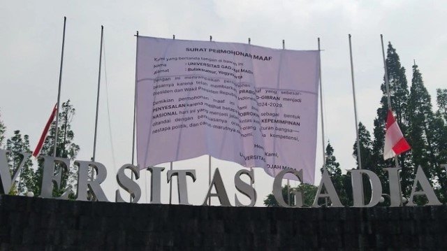 UGM Geger! Spanduk Misterius ‘Surat Permohonan Maaf’ Prabowo-Gibran Hiasi Gerbang Kampus, Pihak Rektorat Angkat Bicara