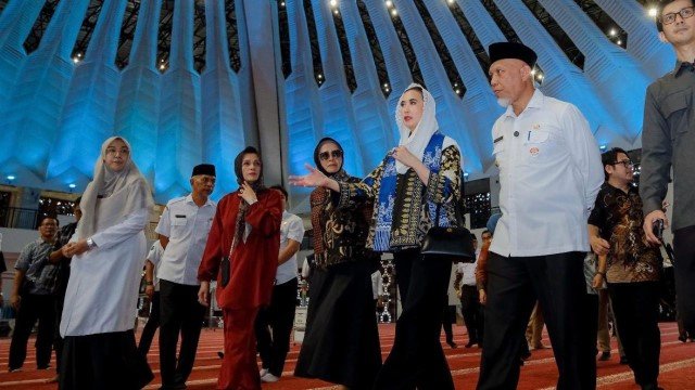 VIRAL! Menpar Widiyanti Disorot, Pakai Sepatu Saat Kunjungi Masjid Raya Syekh Ahmad Khatib Al Minangkabawi