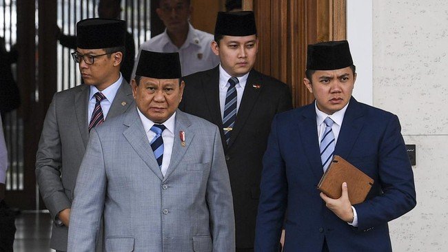 Amien Rais Desak Teddy Angkat Kaki dari Istana Saat Jam Kerja: Kelola Negara Bukan Urusan Sampingan!