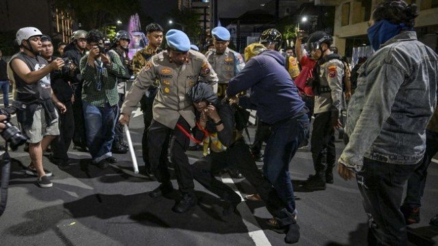 BEM Unair Bongkar Kondisi Mahasiswa yang Ditangkap Demo Surabaya: Wajah Lebam, Mata Memar!