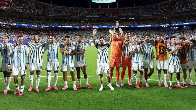 Bukan Kebetulan! Menguak Taktik Visual Jenius Scaloni: Trik Warna Sepatu, Messi Langsung Menggila Cetak Hat-trick