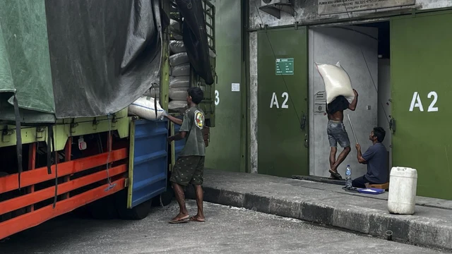 Geger Se-Indonesia! Orang Terkaya RI Mendadak Jadi Sopir Angkut Beras, Warga Syok Sampai Pingsan