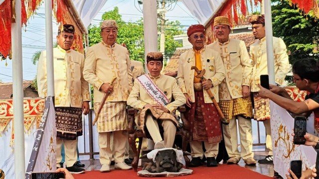 HEBOH Foto Jokowi Injak Kepala Kerbau, PDIP Semprot PSI: Terbuai Perilaku Raja, Padahal Ambisi Keluarga!
