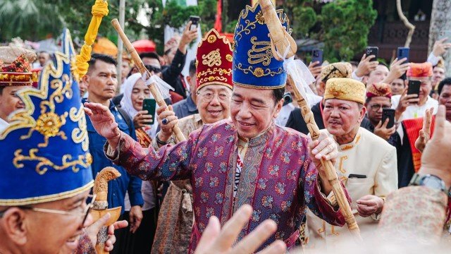 Sejarah Baru Diukir! 5 Kerajaan Adat Lampung Bersatu Anugerahi Jokowi Gelar Kehormatan Tertinggi ‘Baginda Pemuka Bangsa’