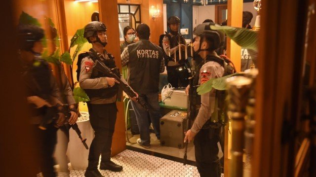 BOCOR! Orang Dalam Bongkar Drama Perdebatan Panas Sebelum Polisi Sikat Ruang Rahasia Cafe deClan