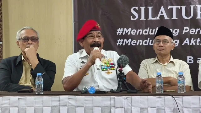 Pernyataan menohok Mayjen TNI (Purn) Soenarko gegerkan publik usai sebut pengusutan dugaan ijazah palsu Jokowi sulit akibat dilindungi PKI hingga purnawirawan. Tudingan panas ini langsung memantik perdebatan sengit di tengah sorotan publik nasional. Simak ulasan lengkap dan ulasan selengkapnya hanya di RAKYATDAILY.COM!