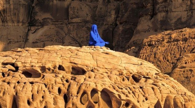GEGER Penampakan 'Wanita Biru' di Gurun Al-'Ula Bikin Warga Madinah Gempar Mitos Atau Fenomena Alam