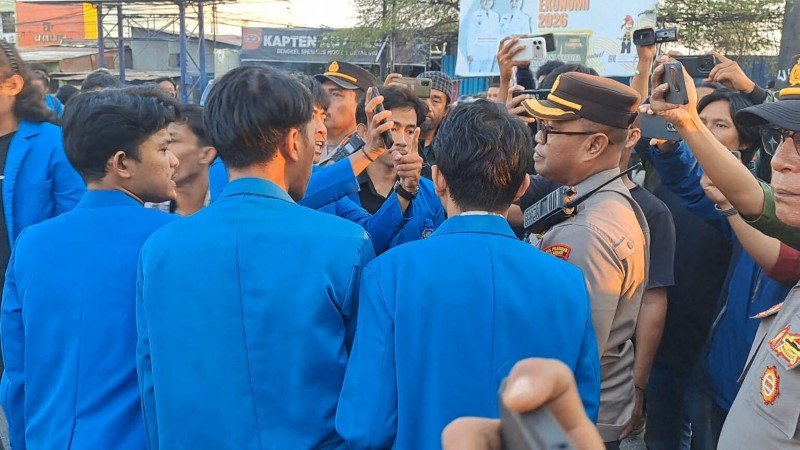 PARAH! Polisi Asyik Ngopi Saat Demo, Mahasiswa Unismuh Ngamuk Hingga Bentrok