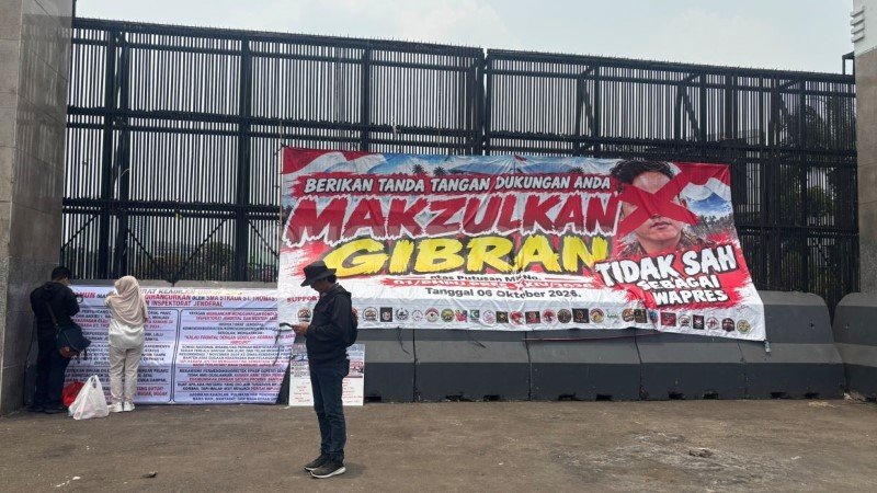 DPR Dikepung Gelombang Protes Massa Menolak Kompromi dan Menuntut Gibran Segera Lengser dari Kursi Wapres!